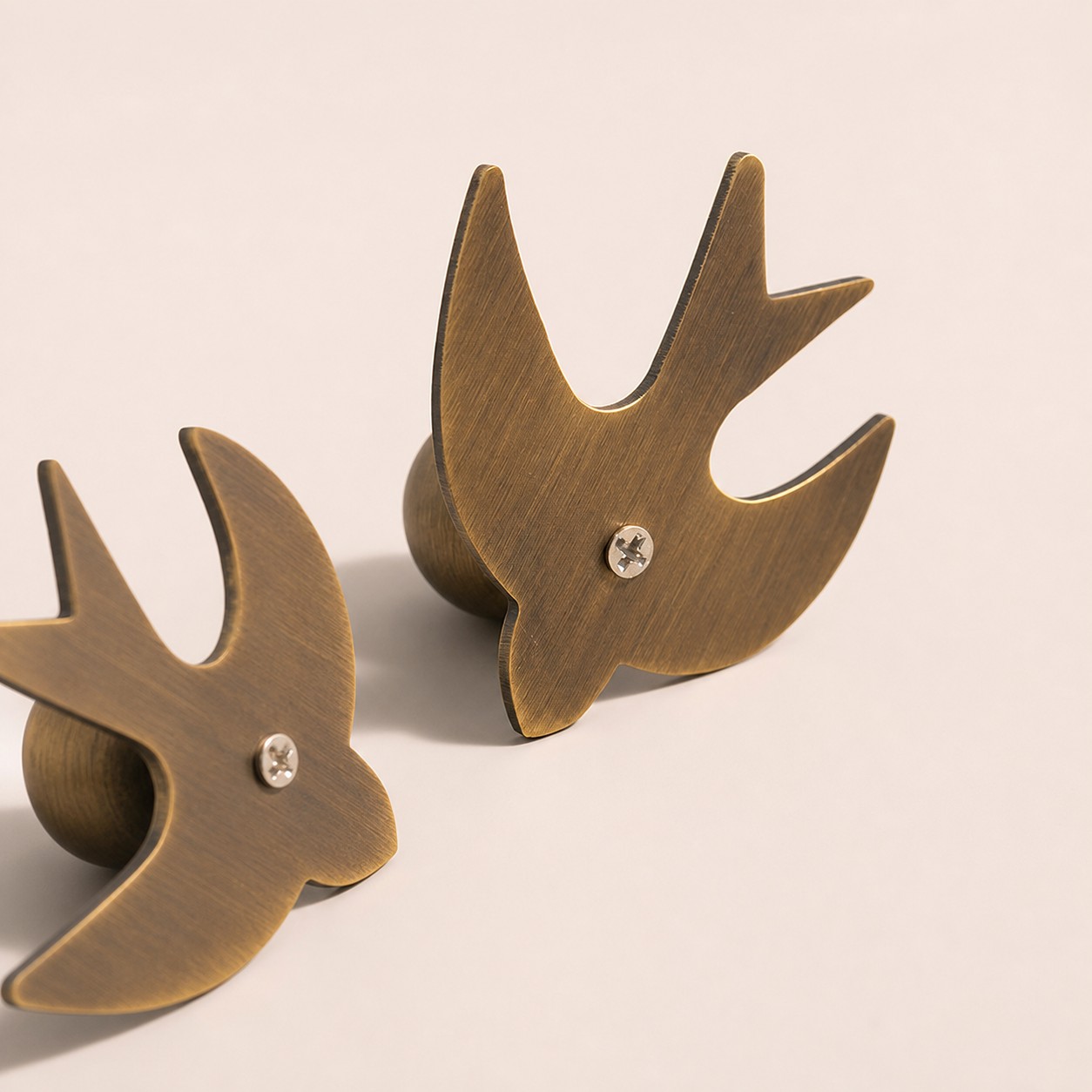 Back screw construction of swallow cabinet knob