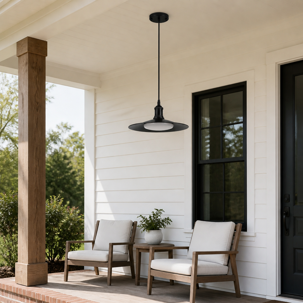 Zwarte metalen hanglamp voor buiten, overdag op een overdekte veranda.